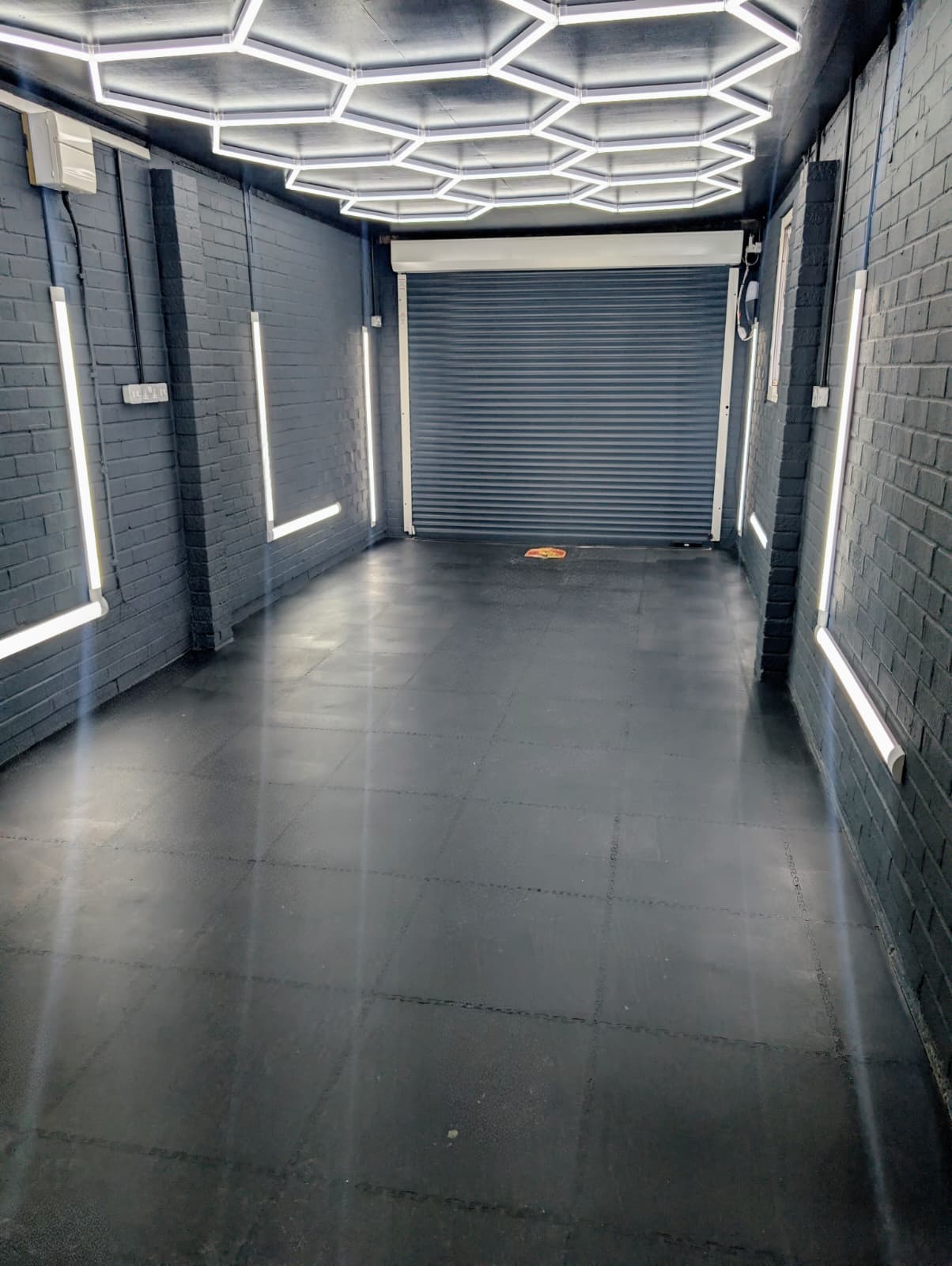 Premium Heavy-Duty Solid 7mm PVC Black Interlocking Garage & Workshop Floor Tiles, Oil & Chemical Resistant, Trolley Jack Approved (500x500x7mm)